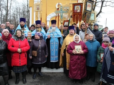 Пресвятая Богородице, моли Бога о нас ! В день празднования иконе Божией Матери «Казанская» по улицам города Новозыбкова прошел Крестный ход и совершена сугубая молитва о народном единстве