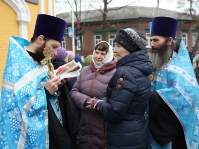 Пресвятая Богородице, моли Бога о нас ! В день празднования иконе Божией Матери «Казанская» по улицам города Новозыбкова прошел Крестный ход и совершена сугубая молитва о народном единстве