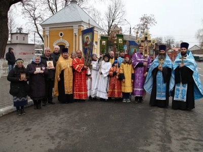 Пресвятая Богородице, моли Бога о нас ! В день празднования иконе Божией Матери «Казанская» по улицам города Новозыбкова прошел Крестный ход и совершена сугубая молитва о народном единстве