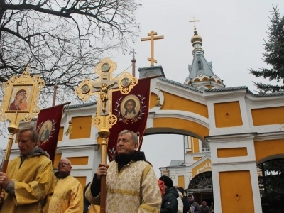 Пресвятая Богородице, моли Бога о нас ! В день празднования иконе Божией Матери «Казанская» по улицам города Новозыбкова прошел Крестный ход и совершена сугубая молитва о народном единстве