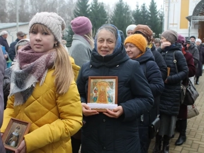 Пресвятая Богородице, моли Бога о нас ! В день празднования иконе Божией Матери «Казанская» по улицам города Новозыбкова прошел Крестный ход и совершена сугубая молитва о народном единстве