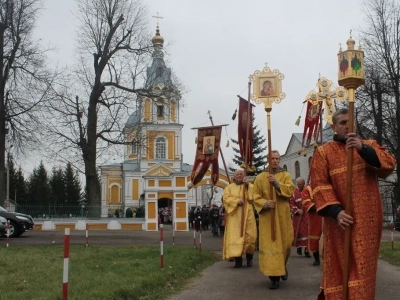 Пресвятая Богородице, моли Бога о нас ! В день празднования иконе Божией Матери «Казанская» по улицам города Новозыбкова прошел Крестный ход и совершена сугубая молитва о народном единстве