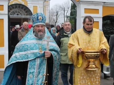 Пресвятая Богородице, моли Бога о нас ! В день празднования иконе Божией Матери «Казанская» по улицам города Новозыбкова прошел Крестный ход и совершена сугубая молитва о народном единстве