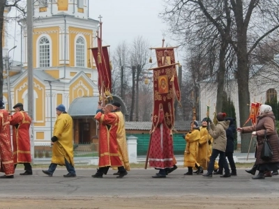 Пресвятая Богородице, моли Бога о нас ! В день празднования иконе Божией Матери «Казанская» по улицам города Новозыбкова прошел Крестный ход и совершена сугубая молитва о народном единстве