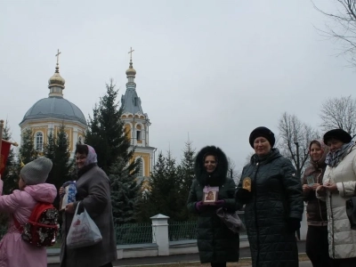 Пресвятая Богородице, моли Бога о нас ! В день празднования иконе Божией Матери «Казанская» по улицам города Новозыбкова прошел Крестный ход и совершена сугубая молитва о народном единстве