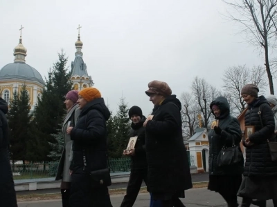 Пресвятая Богородице, моли Бога о нас ! В день празднования иконе Божией Матери «Казанская» по улицам города Новозыбкова прошел Крестный ход и совершена сугубая молитва о народном единстве