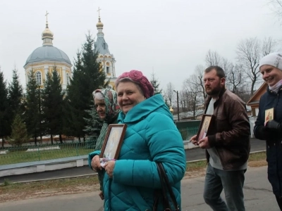 Пресвятая Богородице, моли Бога о нас ! В день празднования иконе Божией Матери «Казанская» по улицам города Новозыбкова прошел Крестный ход и совершена сугубая молитва о народном единстве