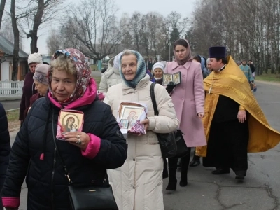 Пресвятая Богородице, моли Бога о нас ! В день празднования иконе Божией Матери «Казанская» по улицам города Новозыбкова прошел Крестный ход и совершена сугубая молитва о народном единстве