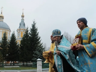 Пресвятая Богородице, моли Бога о нас ! В день празднования иконе Божией Матери «Казанская» по улицам города Новозыбкова прошел Крестный ход и совершена сугубая молитва о народном единстве