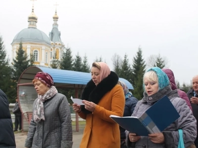 Пресвятая Богородице, моли Бога о нас ! В день празднования иконе Божией Матери «Казанская» по улицам города Новозыбкова прошел Крестный ход и совершена сугубая молитва о народном единстве