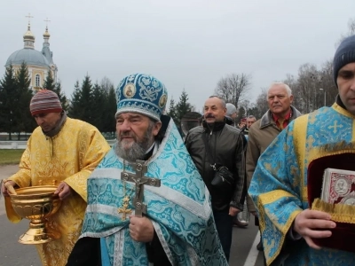 Пресвятая Богородице, моли Бога о нас ! В день празднования иконе Божией Матери «Казанская» по улицам города Новозыбкова прошел Крестный ход и совершена сугубая молитва о народном единстве