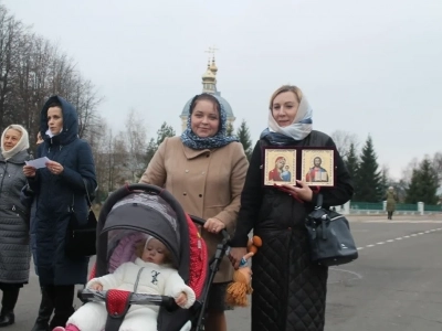 Пресвятая Богородице, моли Бога о нас ! В день празднования иконе Божией Матери «Казанская» по улицам города Новозыбкова прошел Крестный ход и совершена сугубая молитва о народном единстве