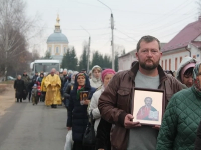 Пресвятая Богородице, моли Бога о нас ! В день празднования иконе Божией Матери «Казанская» по улицам города Новозыбкова прошел Крестный ход и совершена сугубая молитва о народном единстве