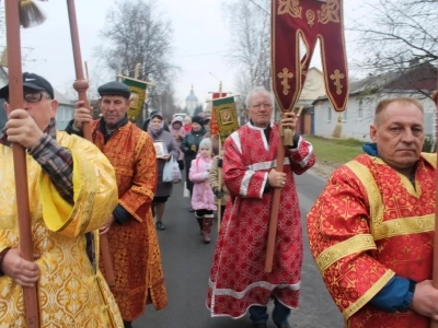 Пресвятая Богородице, моли Бога о нас ! В день празднования иконе Божией Матери «Казанская» по улицам города Новозыбкова прошел Крестный ход и совершена сугубая молитва о народном единстве