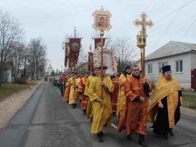 Пресвятая Богородице, моли Бога о нас ! В день празднования иконе Божией Матери «Казанская» по улицам города Новозыбкова прошел Крестный ход и совершена сугубая молитва о народном единстве