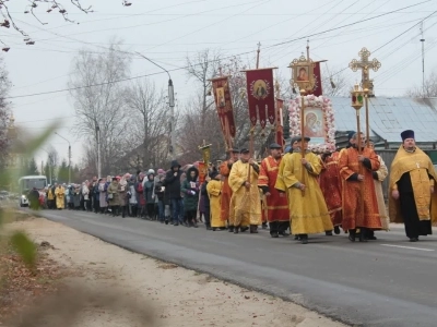 Пресвятая Богородице, моли Бога о нас ! В день празднования иконе Божией Матери «Казанская» по улицам города Новозыбкова прошел Крестный ход и совершена сугубая молитва о народном единстве