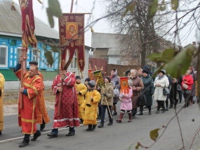 Пресвятая Богородице, моли Бога о нас ! В день празднования иконе Божией Матери «Казанская» по улицам города Новозыбкова прошел Крестный ход и совершена сугубая молитва о народном единстве