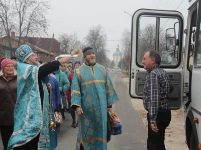 Пресвятая Богородице, моли Бога о нас ! В день празднования иконе Божией Матери «Казанская» по улицам города Новозыбкова прошел Крестный ход и совершена сугубая молитва о народном единстве