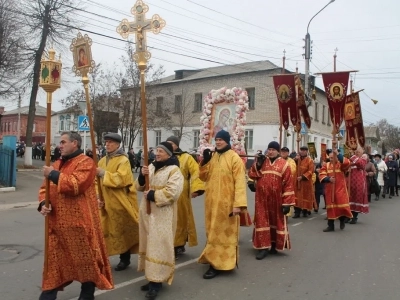 Пресвятая Богородице, моли Бога о нас ! В день празднования иконе Божией Матери «Казанская» по улицам города Новозыбкова прошел Крестный ход и совершена сугубая молитва о народном единстве