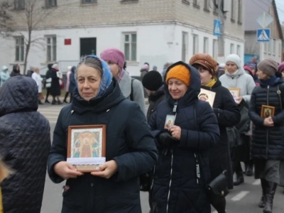 Пресвятая Богородице, моли Бога о нас ! В день празднования иконе Божией Матери «Казанская» по улицам города Новозыбкова прошел Крестный ход и совершена сугубая молитва о народном единстве