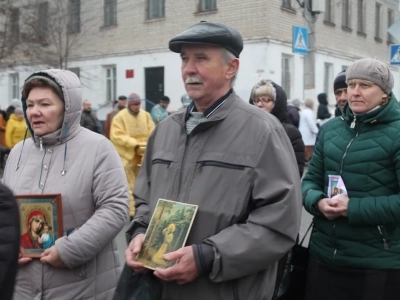 Пресвятая Богородице, моли Бога о нас ! В день празднования иконе Божией Матери «Казанская» по улицам города Новозыбкова прошел Крестный ход и совершена сугубая молитва о народном единстве