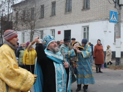 Пресвятая Богородице, моли Бога о нас ! В день празднования иконе Божией Матери «Казанская» по улицам города Новозыбкова прошел Крестный ход и совершена сугубая молитва о народном единстве