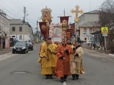 Пресвятая Богородице, моли Бога о нас ! В день празднования иконе Божией Матери «Казанская» по улицам города Новозыбкова прошел Крестный ход и совершена сугубая молитва о народном единстве