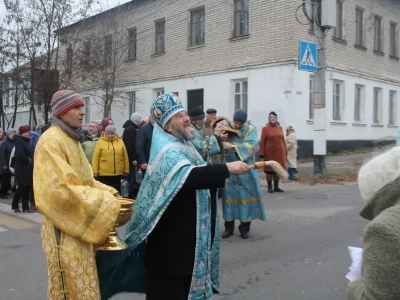 Пресвятая Богородице, моли Бога о нас ! В день празднования иконе Божией Матери «Казанская» по улицам города Новозыбкова прошел Крестный ход и совершена сугубая молитва о народном единстве