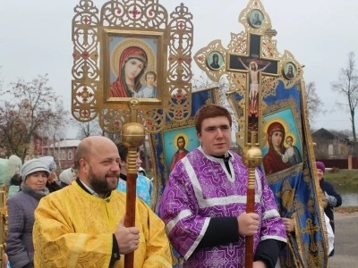 Пресвятая Богородице, моли Бога о нас ! В день празднования иконе Божией Матери «Казанская» по улицам города Новозыбкова прошел Крестный ход и совершена сугубая молитва о народном единстве