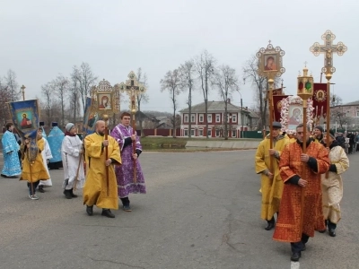 Пресвятая Богородице, моли Бога о нас ! В день празднования иконе Божией Матери «Казанская» по улицам города Новозыбкова прошел Крестный ход и совершена сугубая молитва о народном единстве