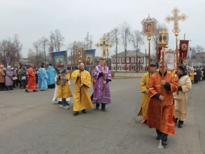 Пресвятая Богородице, моли Бога о нас ! В день празднования иконе Божией Матери «Казанская» по улицам города Новозыбкова прошел Крестный ход и совершена сугубая молитва о народном единстве