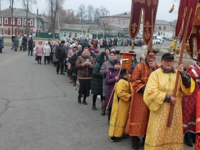 Пресвятая Богородице, моли Бога о нас ! В день празднования иконе Божией Матери «Казанская» по улицам города Новозыбкова прошел Крестный ход и совершена сугубая молитва о народном единстве