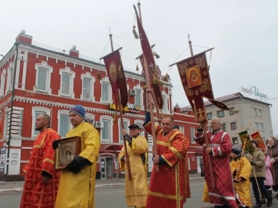 Пресвятая Богородице, моли Бога о нас ! В день празднования иконе Божией Матери «Казанская» по улицам города Новозыбкова прошел Крестный ход и совершена сугубая молитва о народном единстве