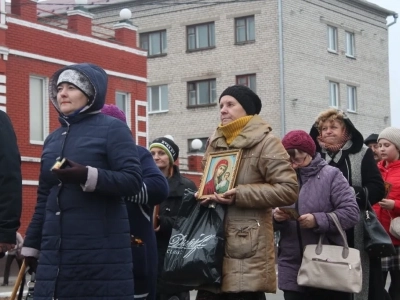 Пресвятая Богородице, моли Бога о нас ! В день празднования иконе Божией Матери «Казанская» по улицам города Новозыбкова прошел Крестный ход и совершена сугубая молитва о народном единстве