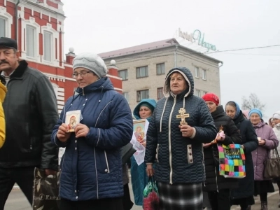 Пресвятая Богородице, моли Бога о нас ! В день празднования иконе Божией Матери «Казанская» по улицам города Новозыбкова прошел Крестный ход и совершена сугубая молитва о народном единстве