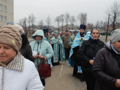 Пресвятая Богородице, моли Бога о нас ! В день празднования иконе Божией Матери «Казанская» по улицам города Новозыбкова прошел Крестный ход и совершена сугубая молитва о народном единстве