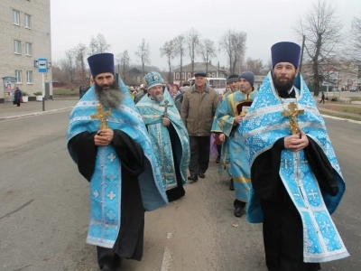 Пресвятая Богородице, моли Бога о нас ! В день празднования иконе Божией Матери «Казанская» по улицам города Новозыбкова прошел Крестный ход и совершена сугубая молитва о народном единстве