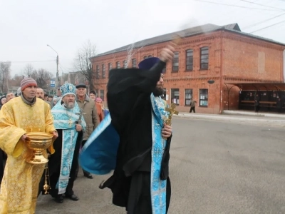 Пресвятая Богородице, моли Бога о нас ! В день празднования иконе Божией Матери «Казанская» по улицам города Новозыбкова прошел Крестный ход и совершена сугубая молитва о народном единстве