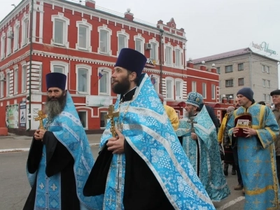 Пресвятая Богородице, моли Бога о нас ! В день празднования иконе Божией Матери «Казанская» по улицам города Новозыбкова прошел Крестный ход и совершена сугубая молитва о народном единстве