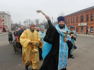 Пресвятая Богородице, моли Бога о нас ! В день празднования иконе Божией Матери «Казанская» по улицам города Новозыбкова прошел Крестный ход и совершена сугубая молитва о народном единстве