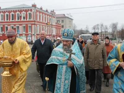 Пресвятая Богородице, моли Бога о нас ! В день празднования иконе Божией Матери «Казанская» по улицам города Новозыбкова прошел Крестный ход и совершена сугубая молитва о народном единстве