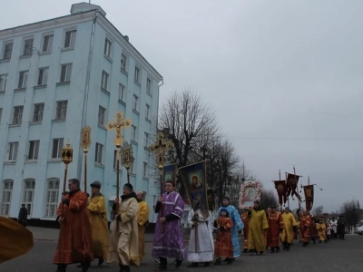 Пресвятая Богородице, моли Бога о нас ! В день празднования иконе Божией Матери «Казанская» по улицам города Новозыбкова прошел Крестный ход и совершена сугубая молитва о народном единстве