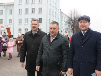 Пресвятая Богородице, моли Бога о нас ! В день празднования иконе Божией Матери «Казанская» по улицам города Новозыбкова прошел Крестный ход и совершена сугубая молитва о народном единстве