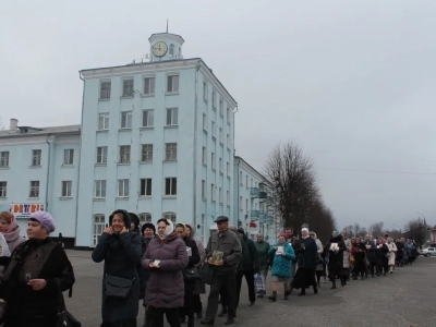 Пресвятая Богородице, моли Бога о нас ! В день празднования иконе Божией Матери «Казанская» по улицам города Новозыбкова прошел Крестный ход и совершена сугубая молитва о народном единстве