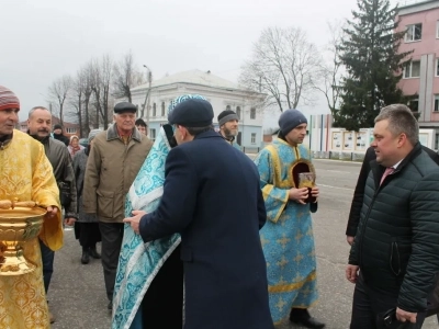 Пресвятая Богородице, моли Бога о нас ! В день празднования иконе Божией Матери «Казанская» по улицам города Новозыбкова прошел Крестный ход и совершена сугубая молитва о народном единстве