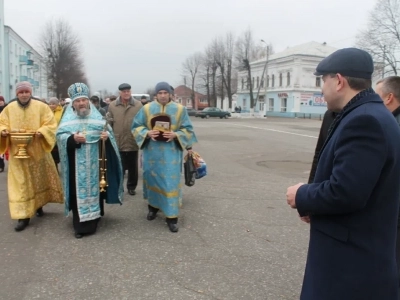 Пресвятая Богородице, моли Бога о нас ! В день празднования иконе Божией Матери «Казанская» по улицам города Новозыбкова прошел Крестный ход и совершена сугубая молитва о народном единстве