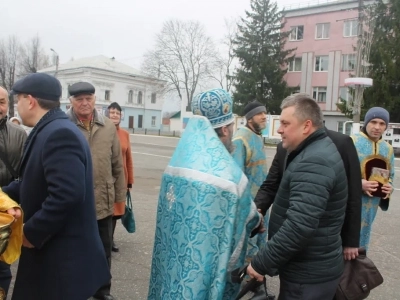 Пресвятая Богородице, моли Бога о нас ! В день празднования иконе Божией Матери «Казанская» по улицам города Новозыбкова прошел Крестный ход и совершена сугубая молитва о народном единстве