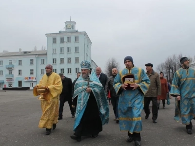 Пресвятая Богородице, моли Бога о нас ! В день празднования иконе Божией Матери «Казанская» по улицам города Новозыбкова прошел Крестный ход и совершена сугубая молитва о народном единстве