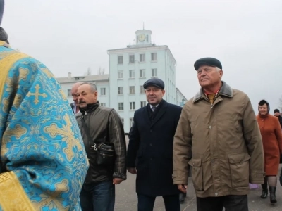 Пресвятая Богородице, моли Бога о нас ! В день празднования иконе Божией Матери «Казанская» по улицам города Новозыбкова прошел Крестный ход и совершена сугубая молитва о народном единстве