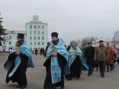 Пресвятая Богородице, моли Бога о нас ! В день празднования иконе Божией Матери «Казанская» по улицам города Новозыбкова прошел Крестный ход и совершена сугубая молитва о народном единстве